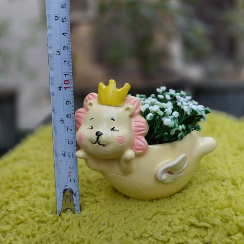 Flying lion planter