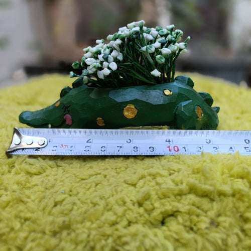 Crocodile model 2 planter