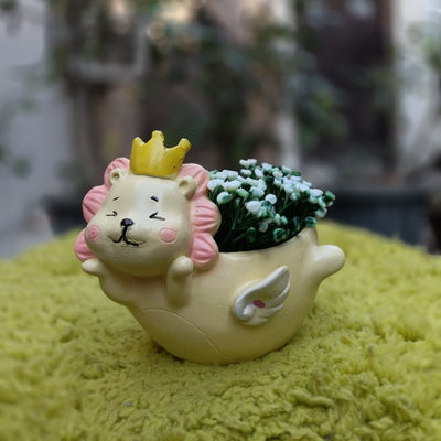 Flying lion planter