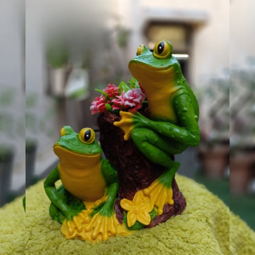 Frog on bark big planter