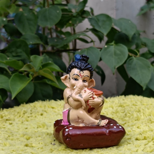 Car dashboard ganesh idol